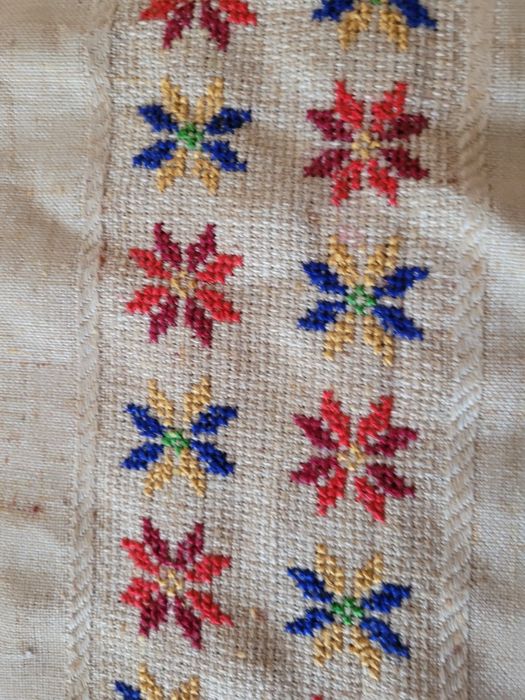 Tolha de mesa rustica género arraiolos feita manualmente  160cmx160cm