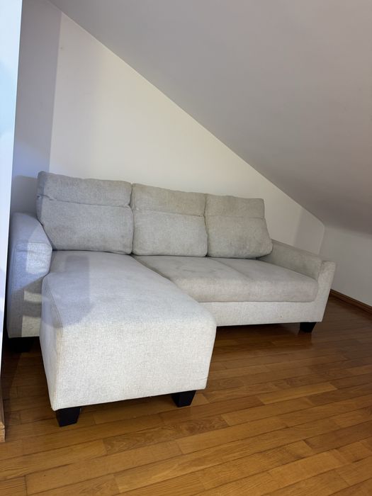 Sofá de 3 lugares em bege, com chaise longue