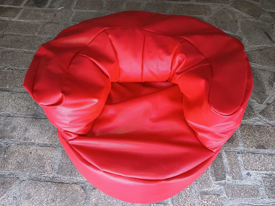 Puff vermelho em forma de cadeira