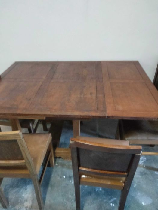 Mesa de madeira vintage e 4 cadeiras