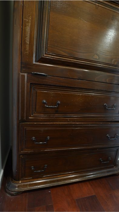 Secretária cómoda em madeira carvalho francês maciço. 149x96,5cm