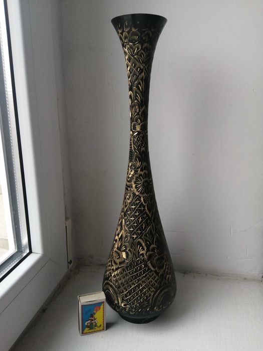 Металлическая ваза