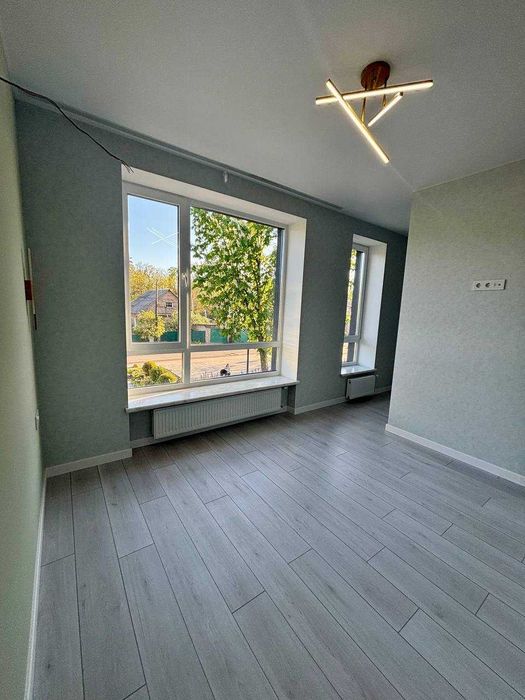Продам кутовий таунхаус з дизайнерським ремонтом в самому центрі Бучі