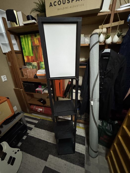 Candeeiro de pé com prateleiras