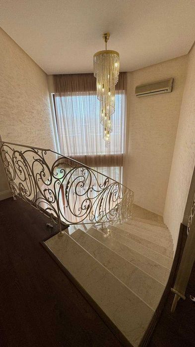 Продаємо сучасний будинок Еліт-класу на Цементників