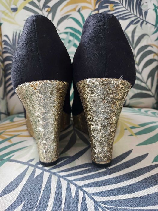 Czarne buty na koturnie