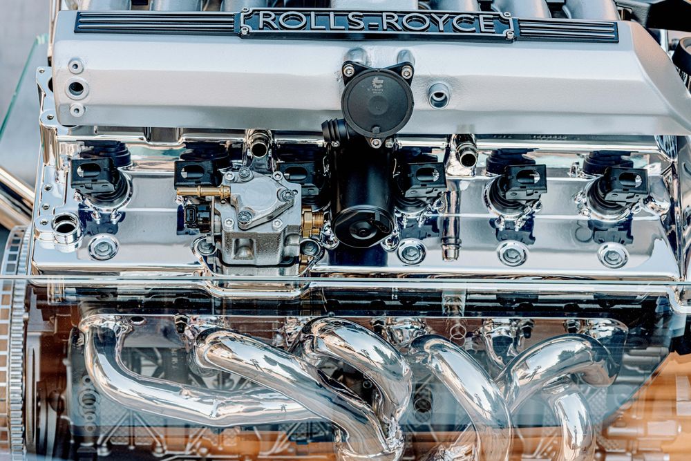 Stolik z silnika Rolls-Royce Phantom 6.75 V12 Stolik  z bloku silnika