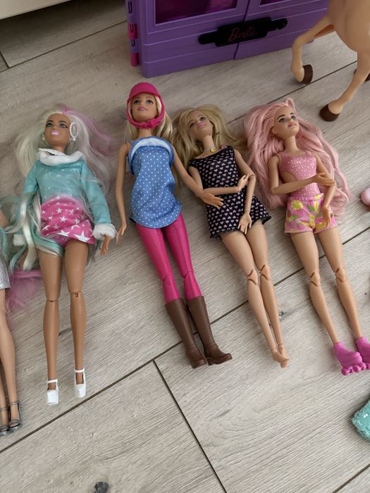 Кукли barbie та шкаф одягу