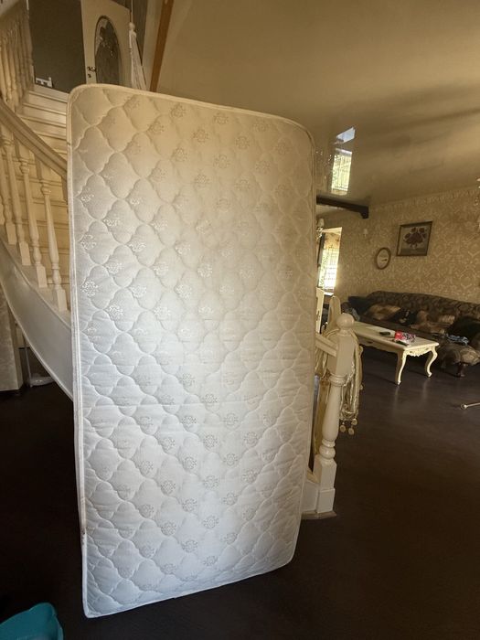 Матрас 200/90 хороший , новый