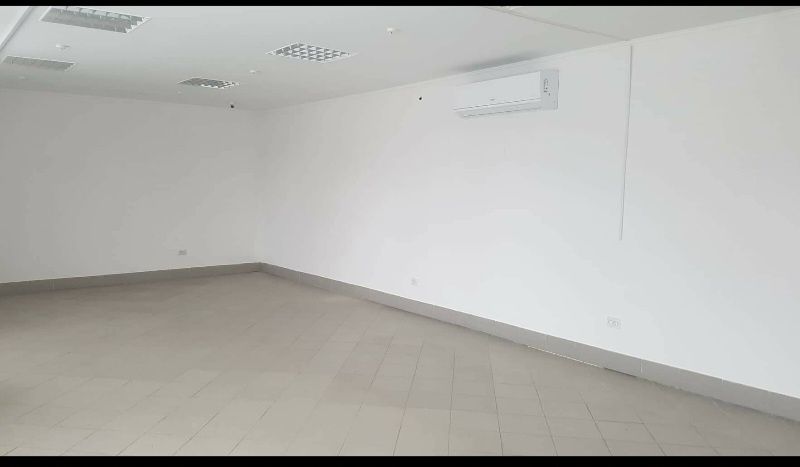 Трьохповерхова комерційна будівля, просторі  зали для торгівлі