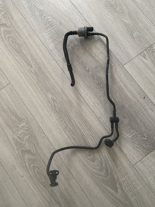 Вакуумный патрубок с клапаном 04E133366BE