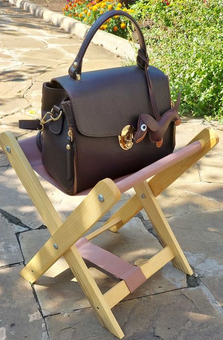 Підставка дерев'яна під сумки.