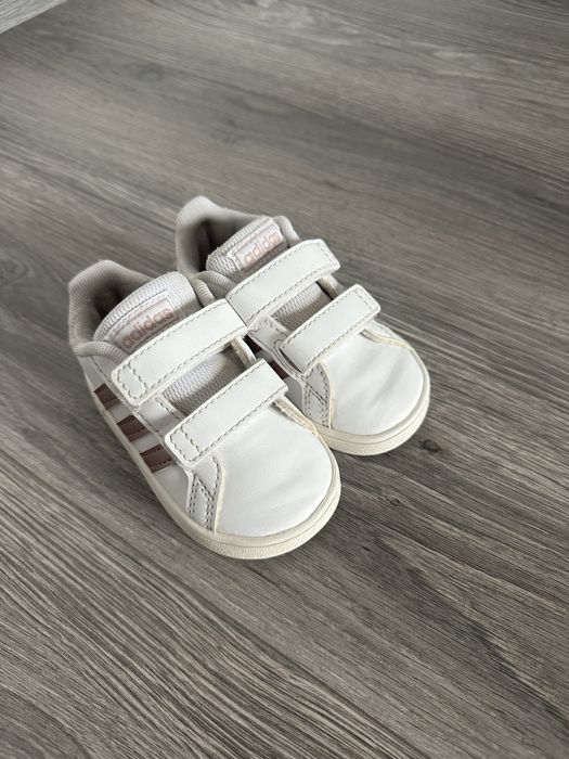 Кросівки адідас для дівчинки