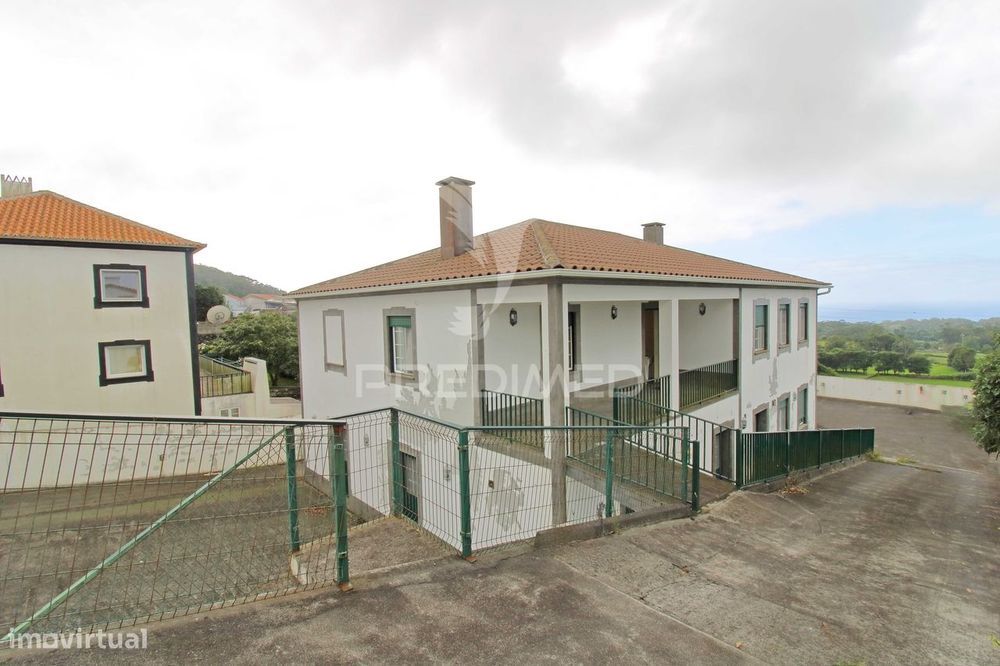 Moradia com Vista Mar e Potencial de Investimento – Posto Santo