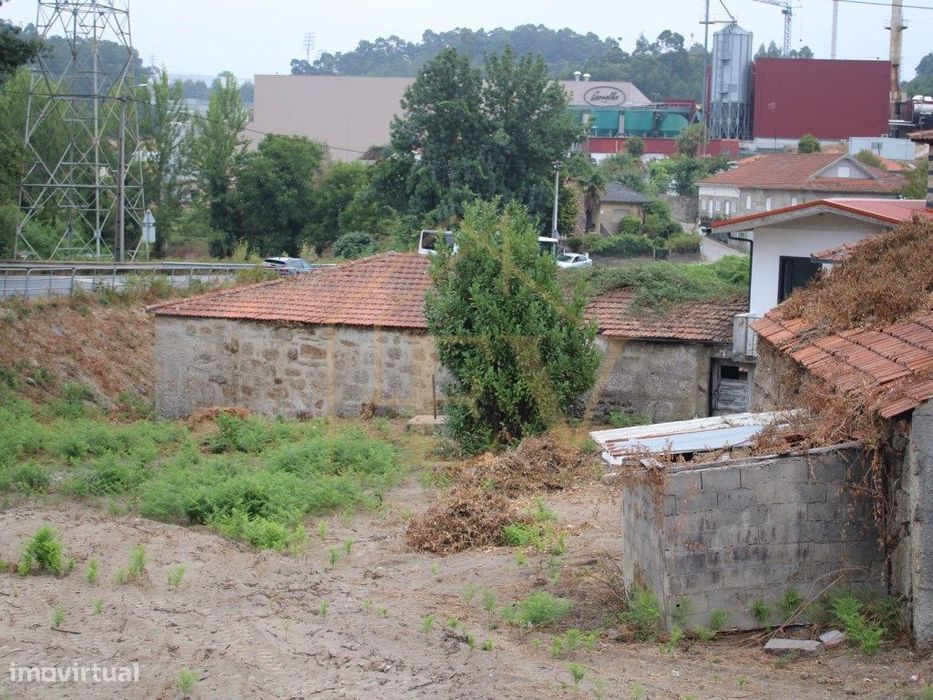 Moradia T4 para Restauro Total em Lordelo, Guimarães