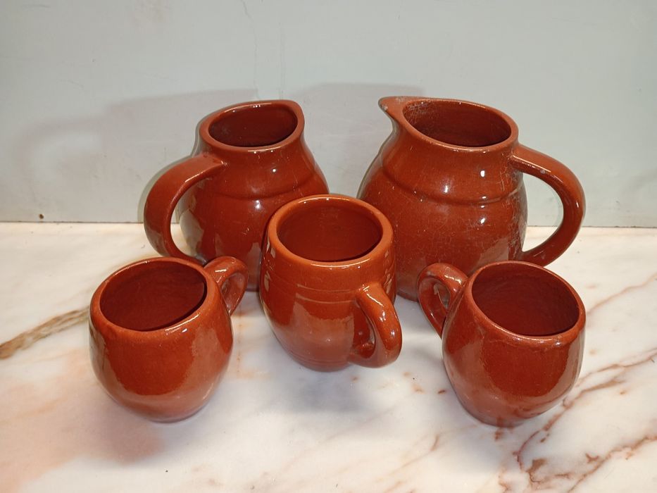 Cinco canecas em barro antigas perfeitas para uma decoração rústica