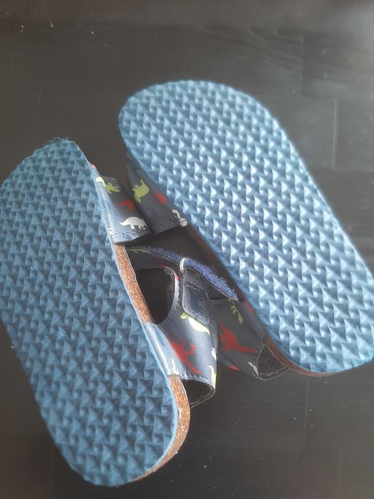 Sandálias de dinossauros núm. 27. Novas