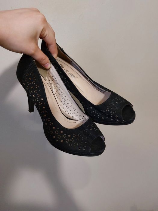 Czarne zamszowe buty na obcasie szpilki odkryte palce ażurowe