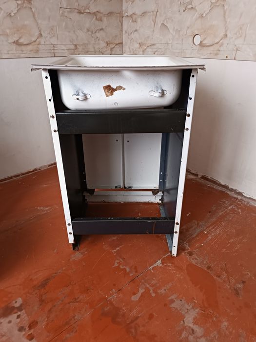 Кухонна мийка з тумбою