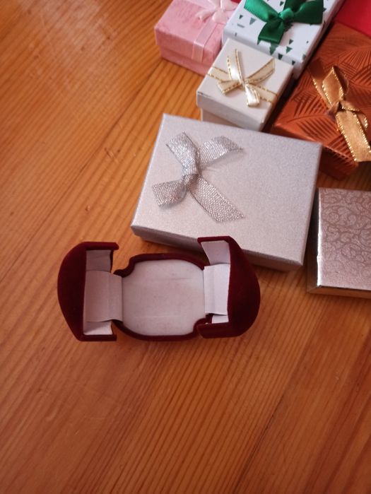 Ozdobne pudełka na biżuterię różnej wielkości.