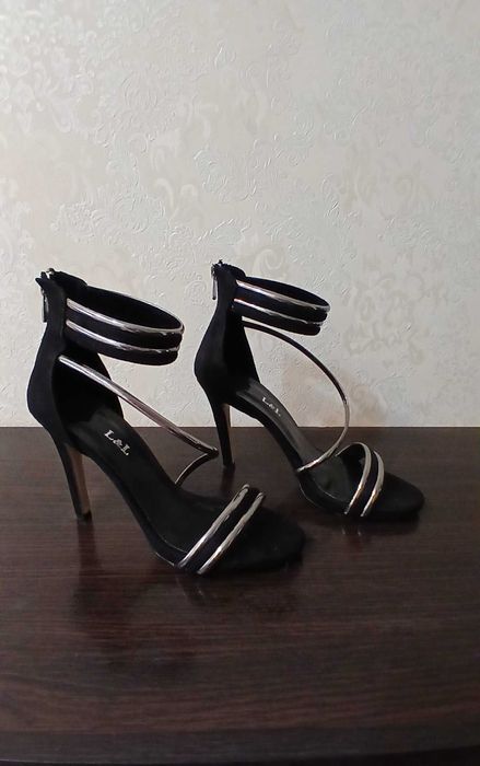 Продам босоніжки