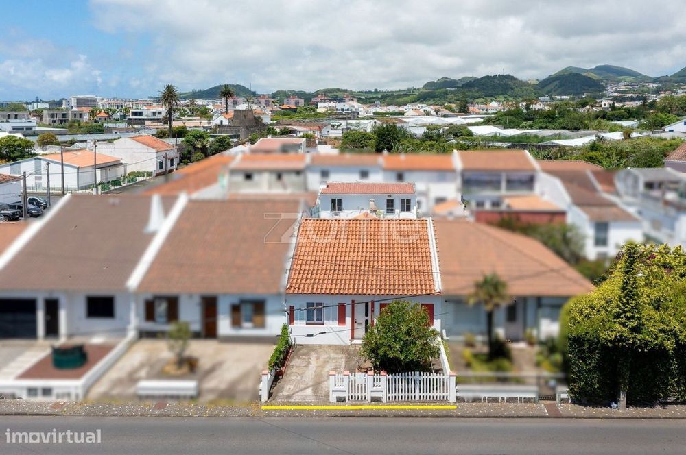 Moradia T2+1 com Anexo, Terraço e Estacionamento privado em São Roq...