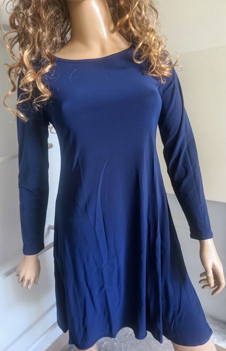 Granatowa sukienka trapezowa z kieszeniami