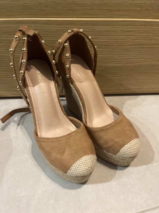 Buty na koturnie karmelowe napy