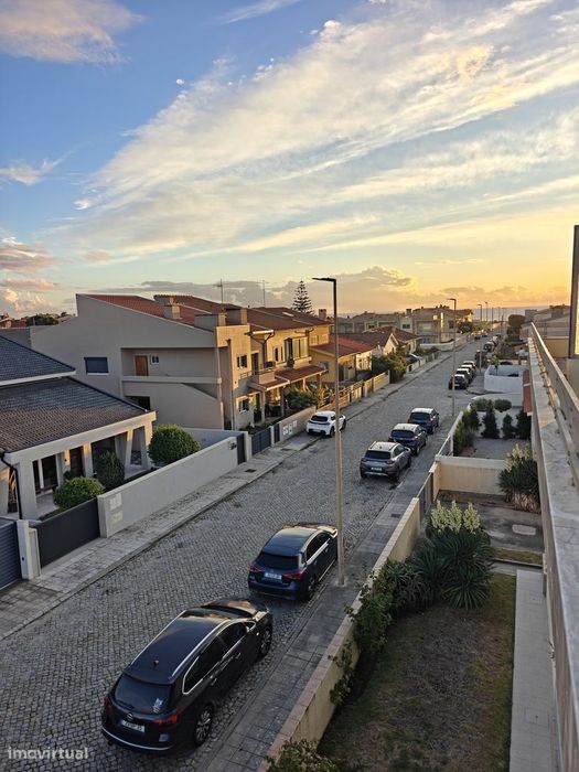 Apartamento T2 renovado junto ao mar
