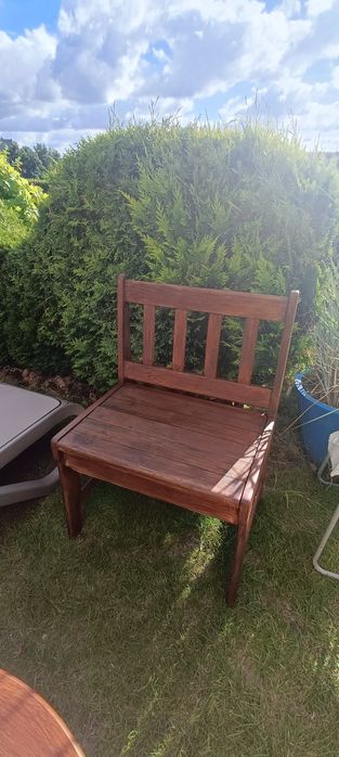 Mała, drewniana ławka na balkon, ogród. Odnowiona.