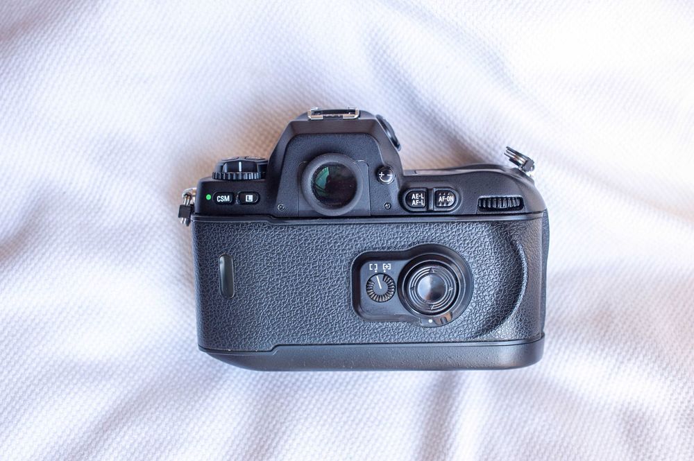 Nikon F100 funciona, mas tem o fecho do back partido