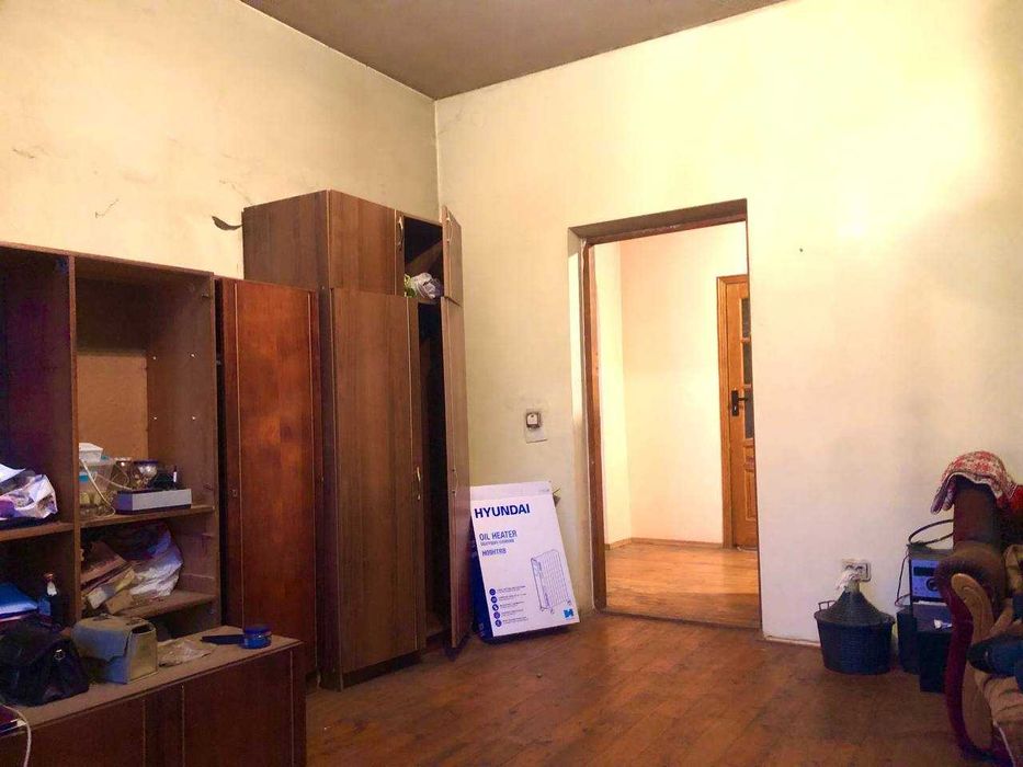 Продаж будинку і земельної ділянки