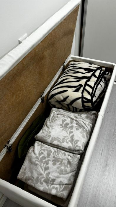 Baú em pele de pêssego como novo