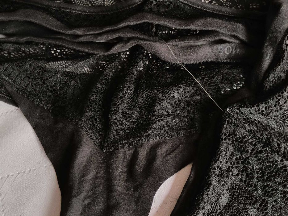 Marks & Spencer, 3 x czarne NOWE stringi, r. 42