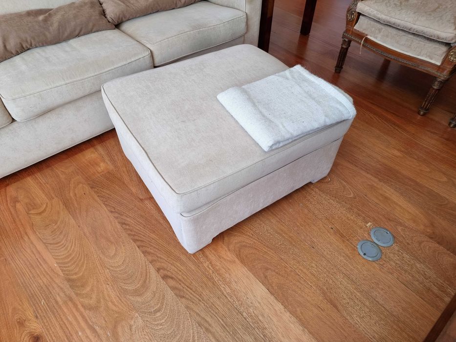 Conjunto de sofá e pufe bege