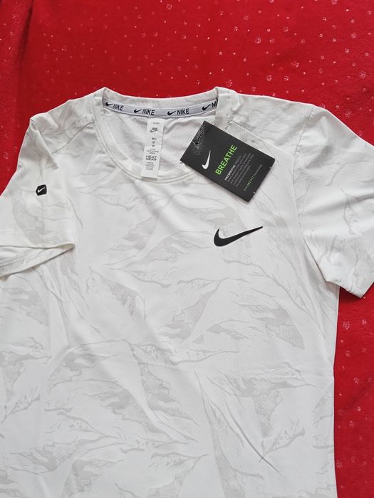 Biała bluzka nike