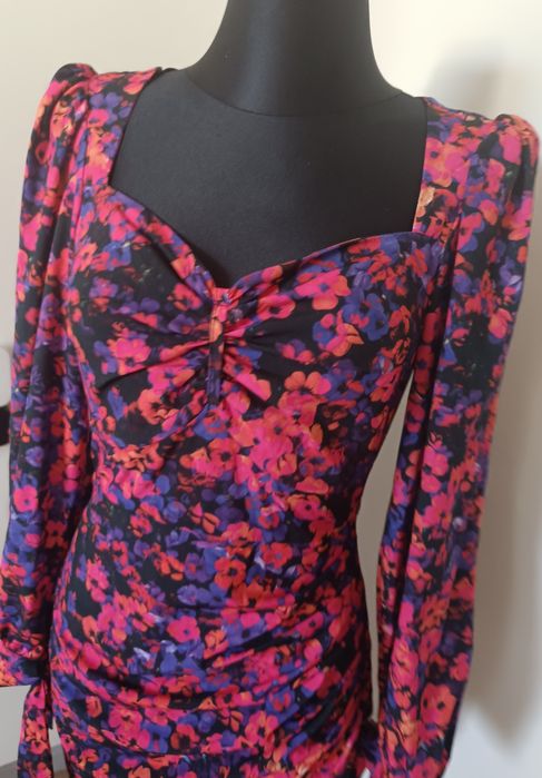 Wyrazista sukienka drapowana w kwiaty katniss S