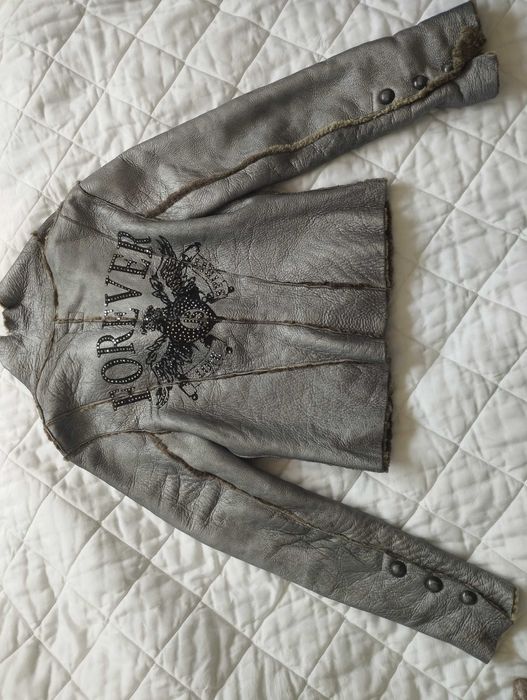 Casaco / blazer em couro com brilhantes e pêlo