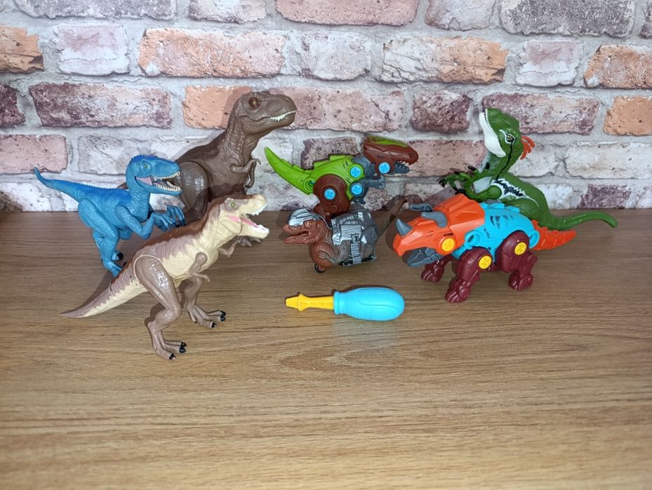 Zestaw dinozaurów 7 szt ryczy weliceraptor ryczy  tyranozaur T-rex