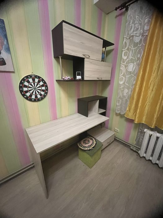 Стол писменный с полками