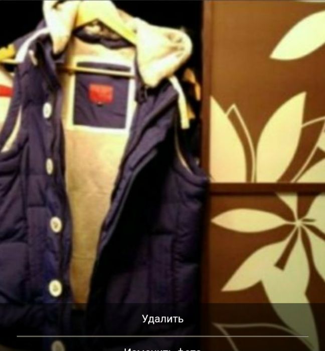 фирменный жилет безрукавка на позднюю осень с подкладкой и капюшоном