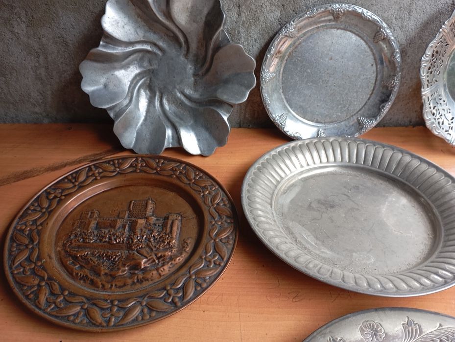 Pratos em latão e inox antigos