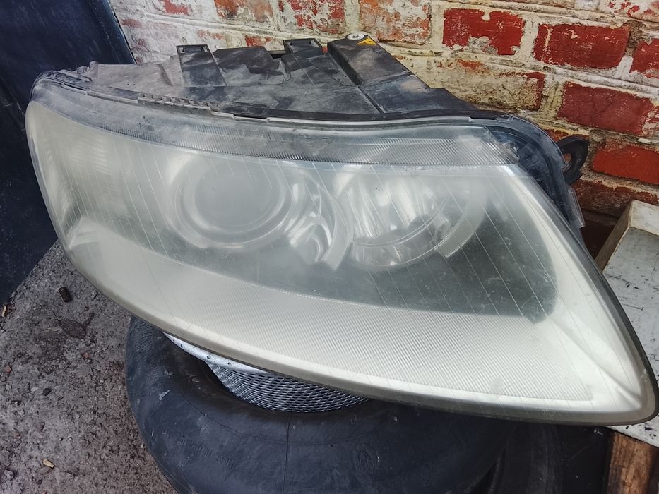 Поліровка фар та стовпів автомобіля.