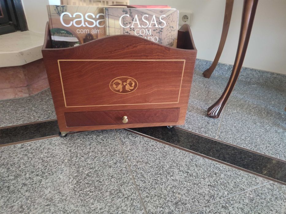 Porta- revistas clássico com rodas nos pés