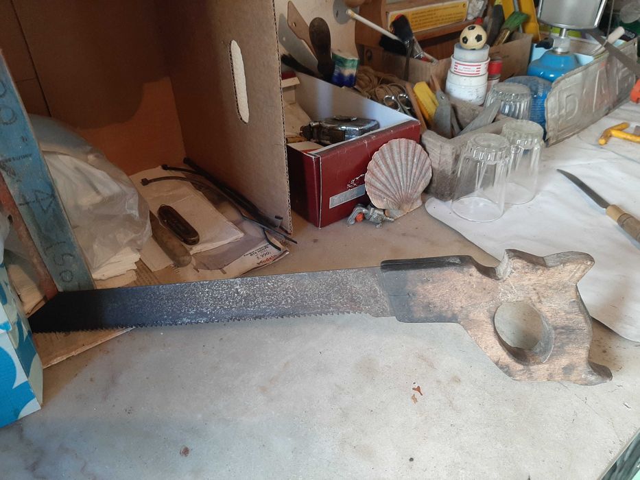 Serrote antigo com cabo trabalhado,em madeira.