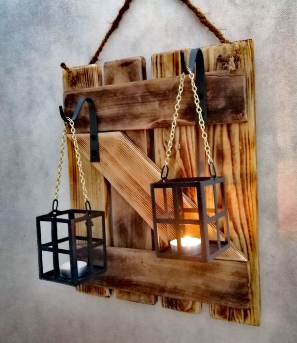 Lampion loft na desce drewnianej rustykalnej , dekoracja na ścianę.