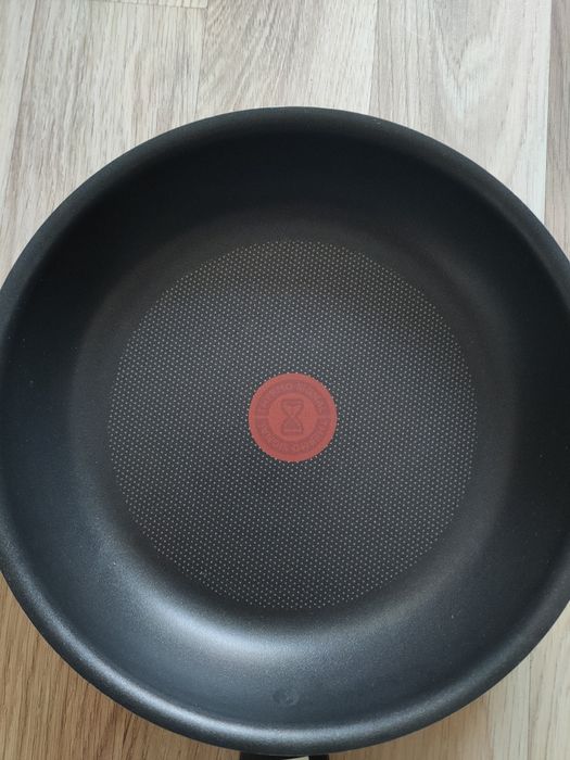 Patelnia Tefal Cranberry Red 28 cm nieprzywierająca, gazowa