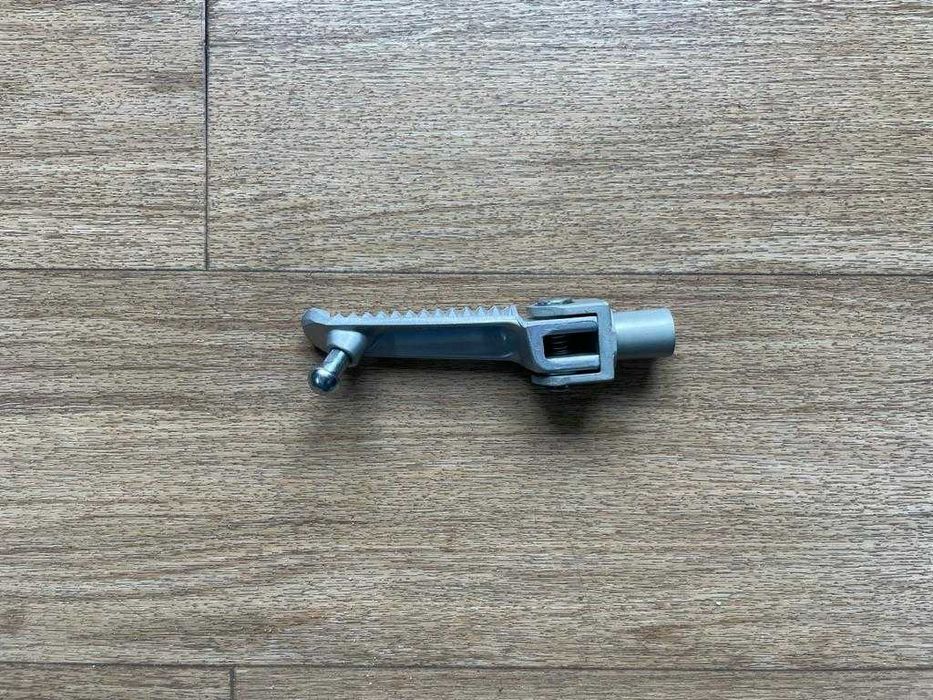 POUSA PÉS DIANTEIRO DIREITO PARA YAMAHA YZF-R1