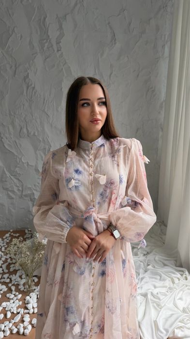 Ніжна квіткова сукня в довжині міді!