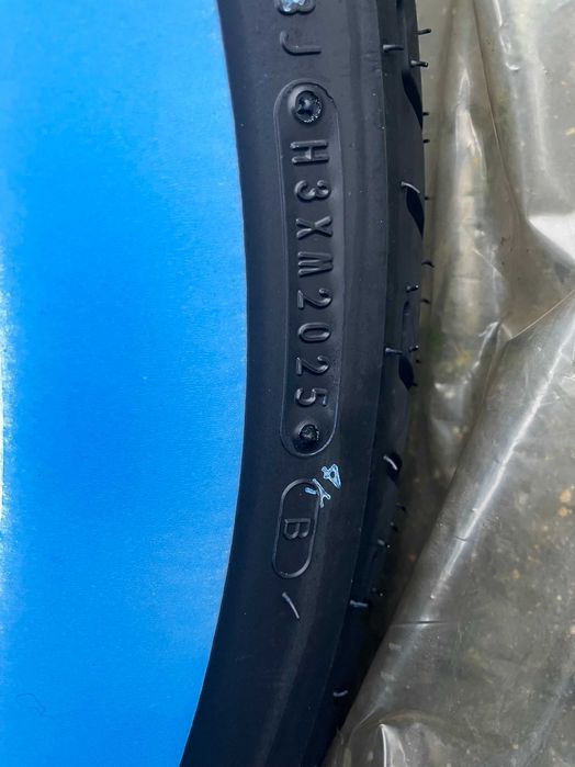 MT90B16 Dunlop D402F WW Biały Bok 2025 Przód HARLEY-DAVIDSON 130/90B16